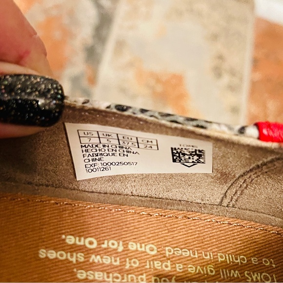 🌹Toms Snake/Python Print Red, Black & White Flats! - Picture 4 of 13